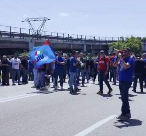 Protesta lavoratori durante incontro governo sindacati ex Ilva