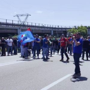 Protesta lavoratori durante incontro governo sindacati ex Ilva