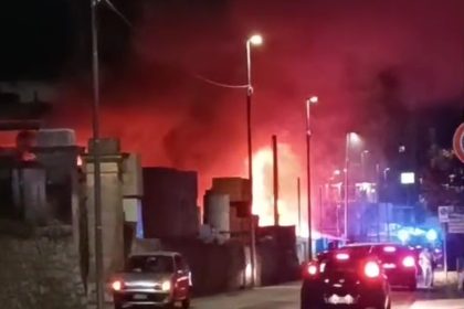 Vigili del Fuoco spengono incendio gommista Martina Franca in via Ceglie