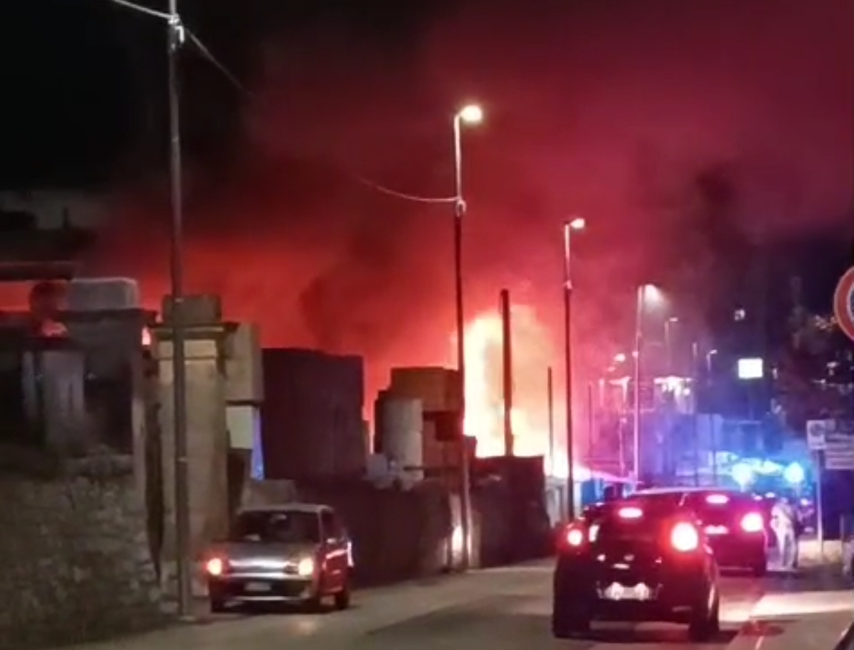 Vigili del Fuoco spengono incendio gommista Martina Franca in via Ceglie