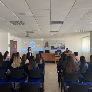 Studenti del Liceo Vittorino Da Feltre durante la visita in Questura a Taranto