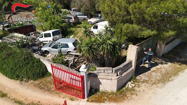 Sequestrate discariche abusive di auto a Manduria durante i controlli dei Carabinieri Forestali
