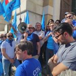 partecipanti al sit-in UIL Poste Taranto in solidarietà con Stefania Assunta Datto