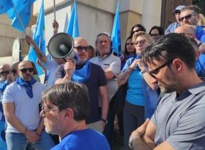 partecipanti al sit-in UIL Poste Taranto in solidarietà con Stefania Assunta Datto