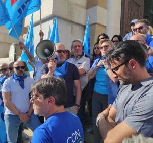 partecipanti al sit-in UIL Poste Taranto in solidarietà con Stefania Assunta Datto