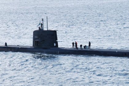 Sommergibile in fiamme all’Arsenale di Taranto durante operazioni di manutenzione - immagine creata con CANVA