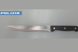 Auto della Polizia di Stato dopo arresto 37enne rumeno a Taranto