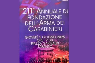 Carabinieri durante la cerimonia del 211° anniversario dell’Arma in Piazza Garibaldi a Taranto.