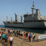Visitatori alla Giornata della Marina 2025 a bordo di Nave Etna a Taranto