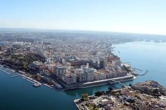 demolizione di edificio abusivo per violazioni edilizie a Taranto