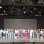 foto di gruppo degli studenti premiati sul palco del Teatro Kismet