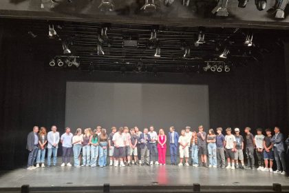 foto di gruppo degli studenti premiati sul palco del Teatro Kismet