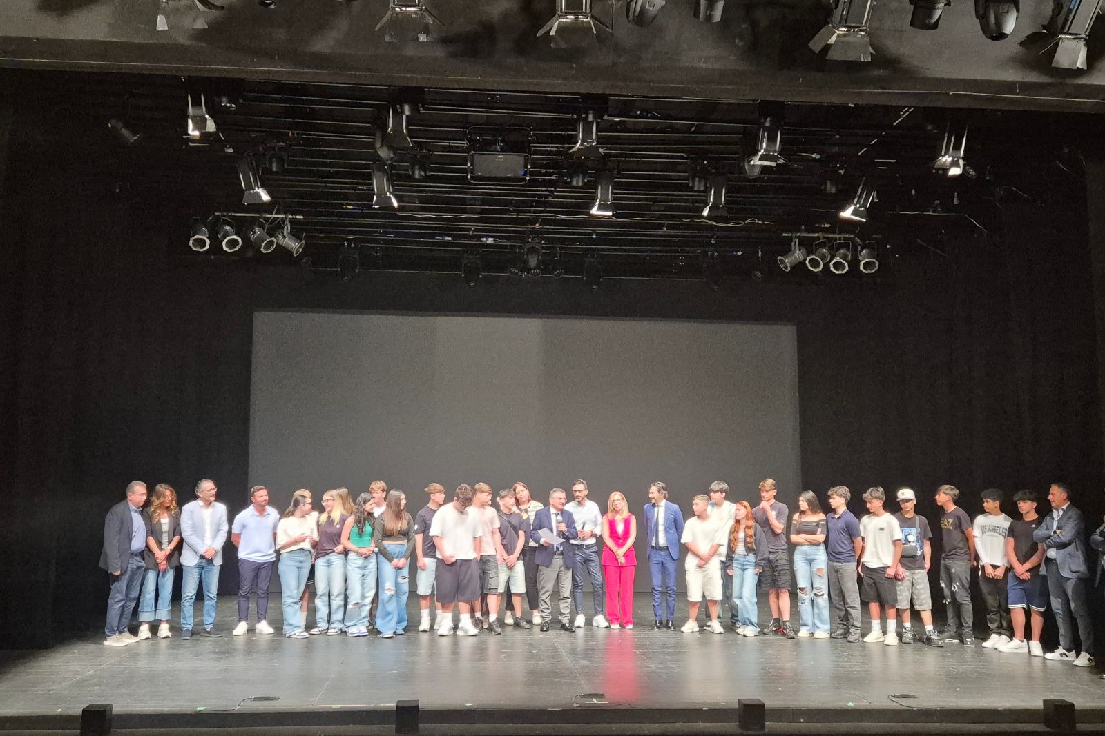 foto di gruppo degli studenti premiati sul palco del Teatro Kismet