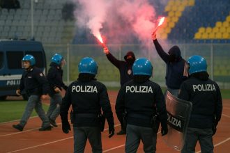 ultras tarantini a processo per fumogeni in campo e offesa alla Polizia di Stato