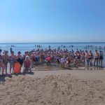 Minori e anziani partecipano alle colonie estive a Marina di Ginosa sulla spiaggia