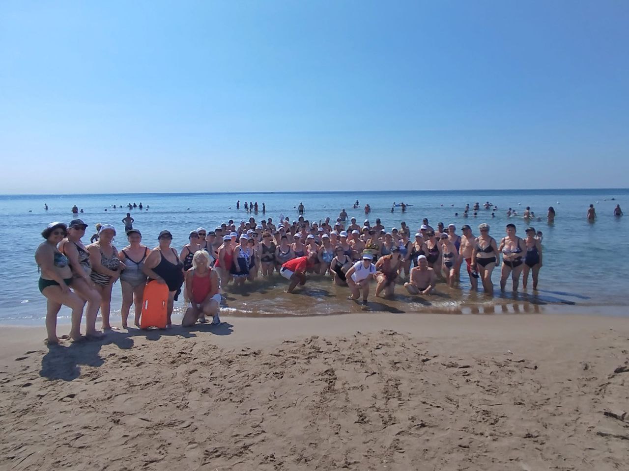 Minori e anziani partecipano alle colonie estive a Marina di Ginosa sulla spiaggia