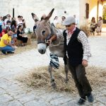 Bambini e danzatrici durante la Festa del grano a San Giorgio Jonico nella Masseria Feudo