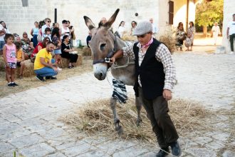 Bambini e danzatrici durante la Festa del grano a San Giorgio Jonico nella Masseria Feudo