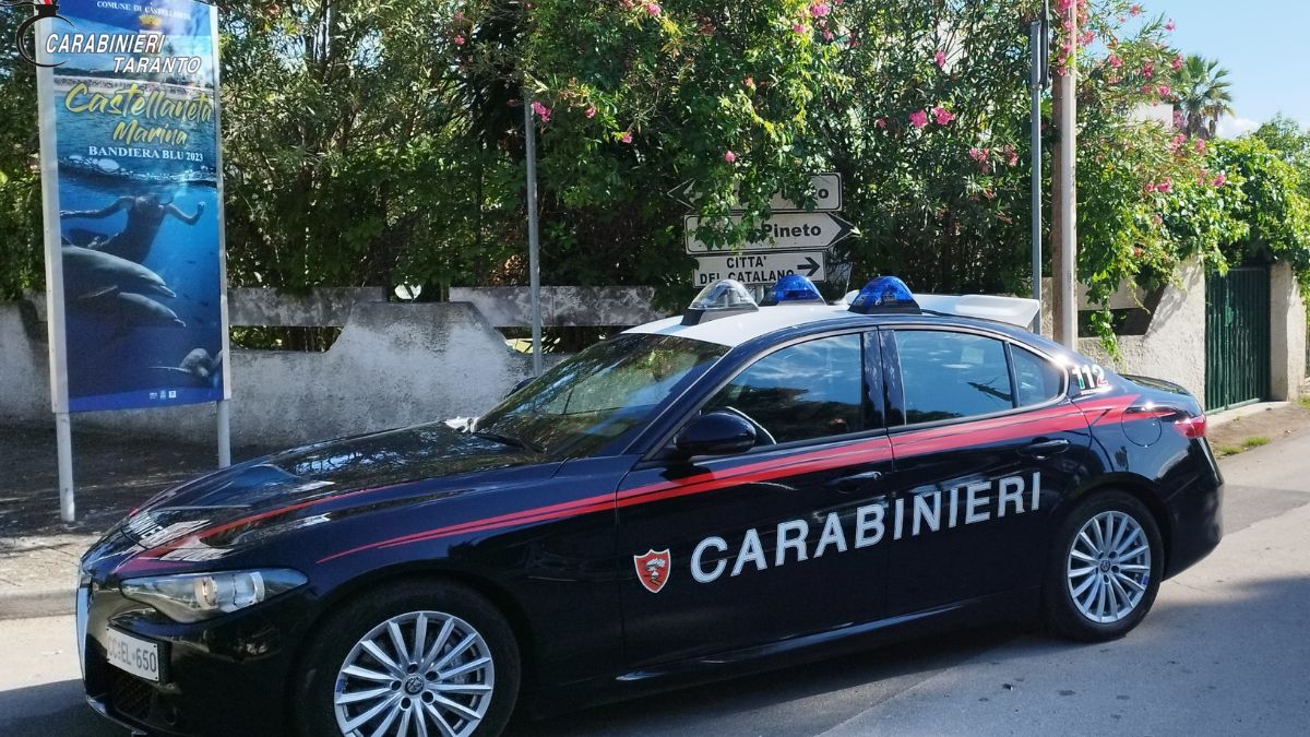 Carabinieri durante i controlli della movida sicura nel Tarantino