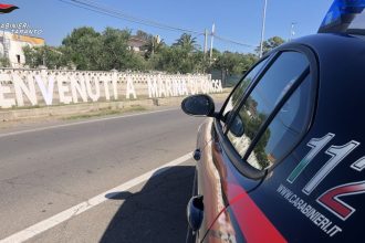 Carabinieri durante un arresto per maltrattamenti a Marina di Ginosa