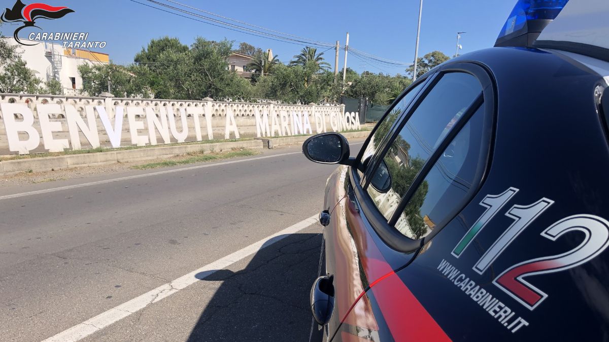Carabinieri durante un arresto per maltrattamenti a Marina di Ginosa