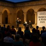 Concerto inaugurale del 3 luglio durante Musica a Riva 2025 nel Chiostro del Convento a Pulsano