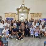 Atleti in gara al Mediterraneo Open Water 2025 sotto il Ponte Girevole di Taranto