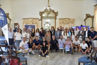 Atleti in gara al Mediterraneo Open Water 2025 sotto il Ponte Girevole di Taranto