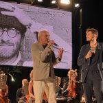Renzo Rubino sul palco del Mon Rêve Summer Festival con l'Orchestra Giovanile della Valle d'Itria durante lo spettacolo Cosa direbbe Lucio