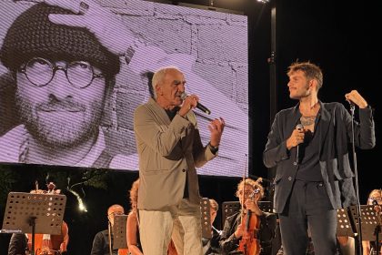 Renzo Rubino sul palco del Mon Rêve Summer Festival con l'Orchestra Giovanile della Valle d'Itria durante lo spettacolo Cosa direbbe Lucio