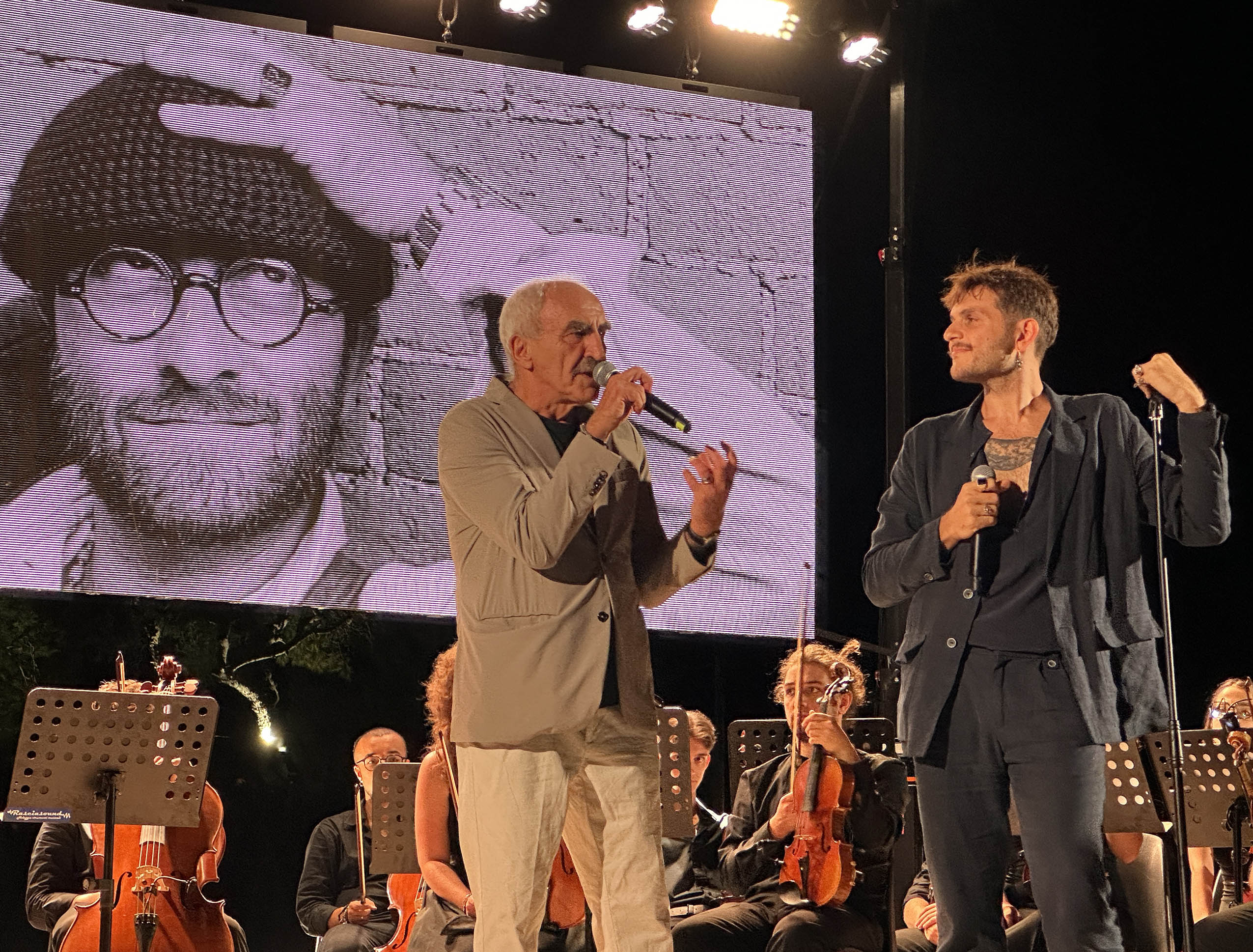 Renzo Rubino sul palco del Mon Rêve Summer Festival con l'Orchestra Giovanile della Valle d'Itria durante lo spettacolo Cosa direbbe Lucio
