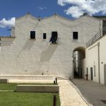 pubblico e relatori durante il festival ConTesti Taranto nella sede di Casa Viola