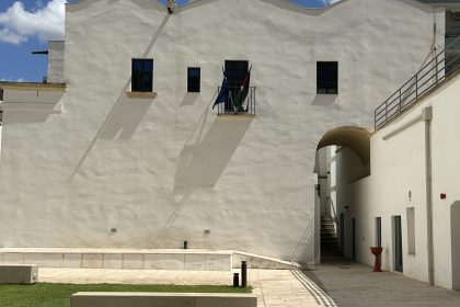 pubblico e relatori durante il festival ConTesti Taranto nella sede di Casa Viola