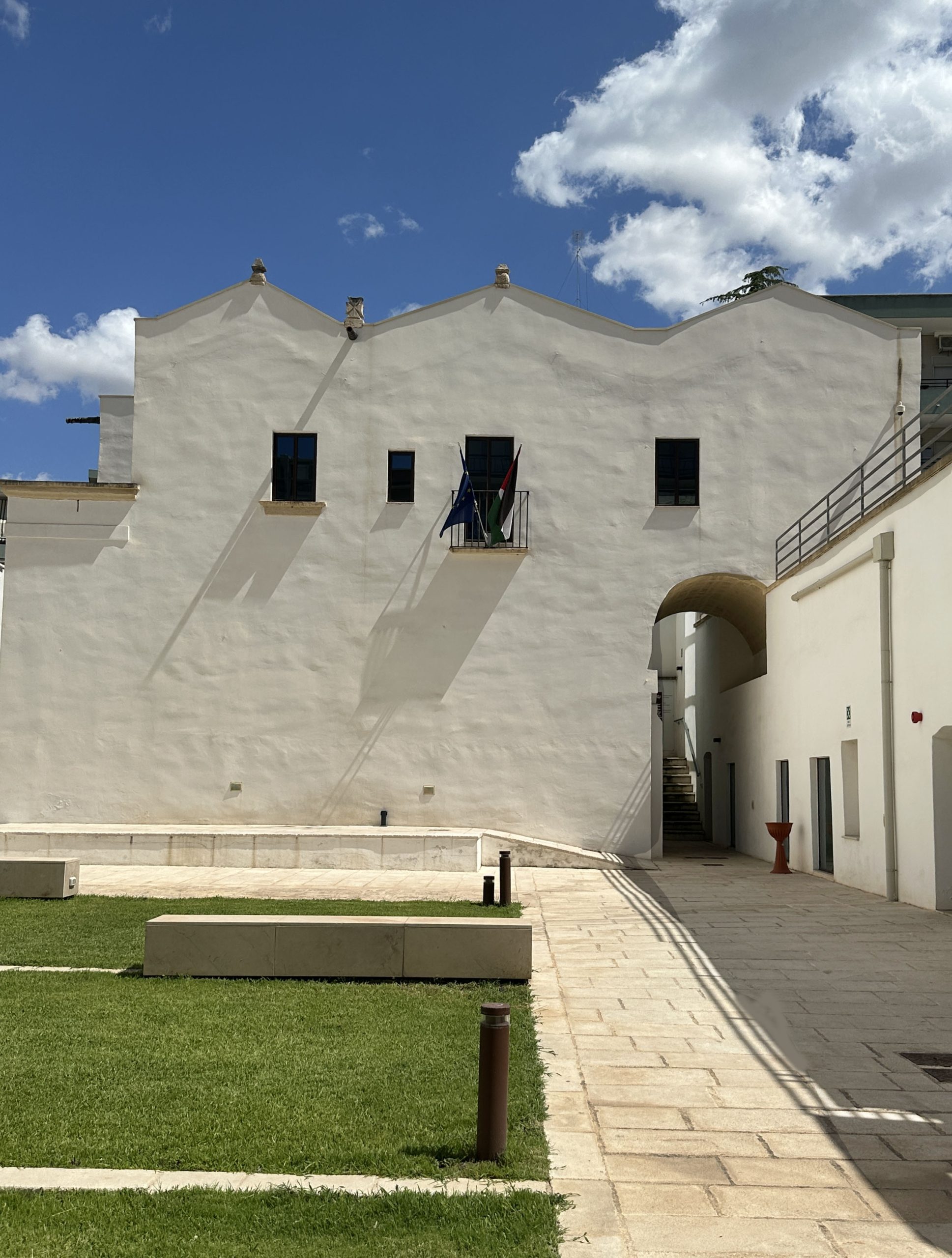 pubblico e relatori durante il festival ConTesti Taranto nella sede di Casa Viola
