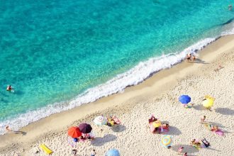Veduta della costa con concessioni balneari a Ginosa oggetto del ricorso al Consiglio di Stato