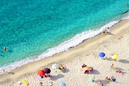 Veduta della costa con concessioni balneari a Ginosa oggetto del ricorso al Consiglio di Stato