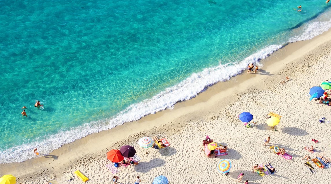 Veduta della costa con concessioni balneari a Ginosa oggetto del ricorso al Consiglio di Stato