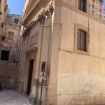 Facciata restaurata della Chiesetta di Sant’Anna nel cuore della città vecchia