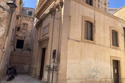 Facciata restaurata della Chiesetta di Sant’Anna nel cuore della città vecchia