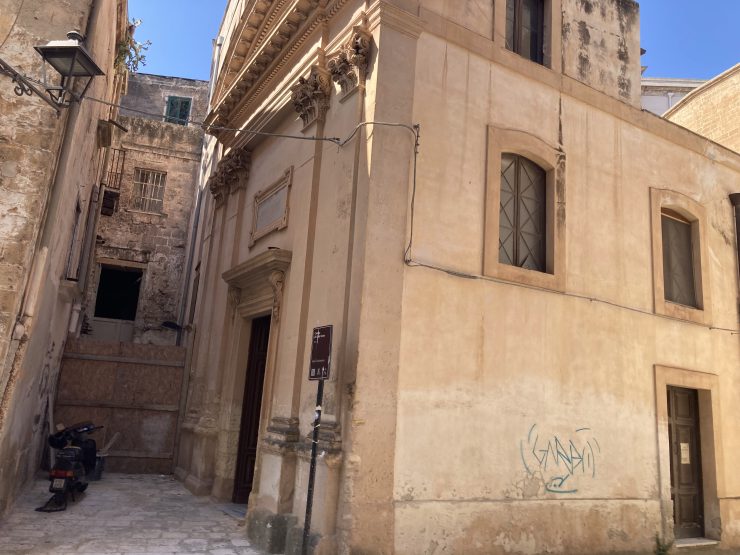 Facciata restaurata della Chiesetta di Sant’Anna nel cuore della città vecchia