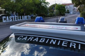 intervento dei Carabinieri durante incendio a Castellaneta