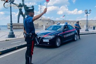 Carabinieri durante controlli a tappeto nel Tarantino