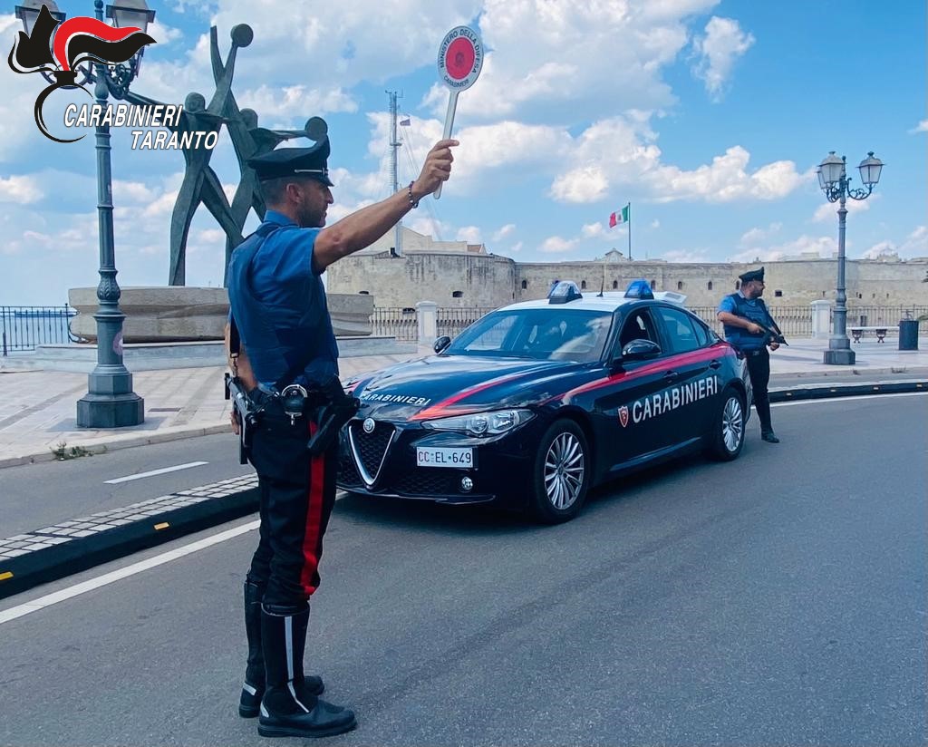 Carabinieri durante controlli a tappeto nel Tarantino