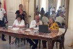manifestanti davanti al Comune dopo le dimissioni sindaco Taranto ex Ilva