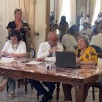 manifestanti davanti al Comune dopo le dimissioni sindaco Taranto ex Ilva