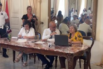 manifestanti davanti al Comune dopo le dimissioni sindaco Taranto ex Ilva