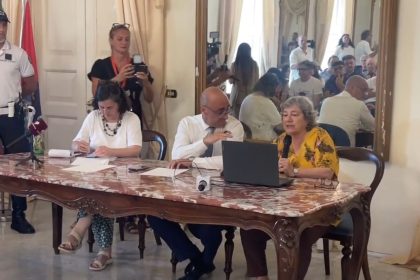 manifestanti davanti al Comune dopo le dimissioni sindaco Taranto ex Ilva