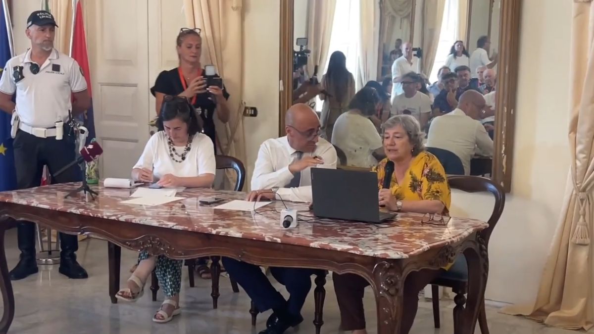 manifestanti davanti al Comune dopo le dimissioni sindaco Taranto ex Ilva