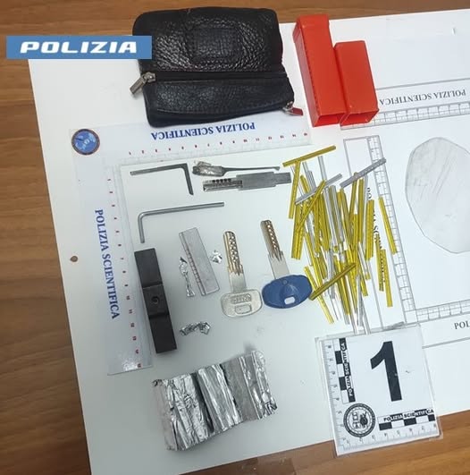 Polizia di Stato durante intervento per furto appartamento Martina Franca