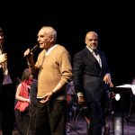 Renzo Rubino interpreta Lucio Dalla durante uno degli eventi culturali in Puglia